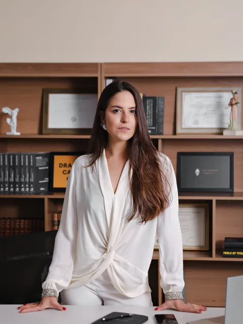 Brunna Vecchi em seu escritório de advocacia